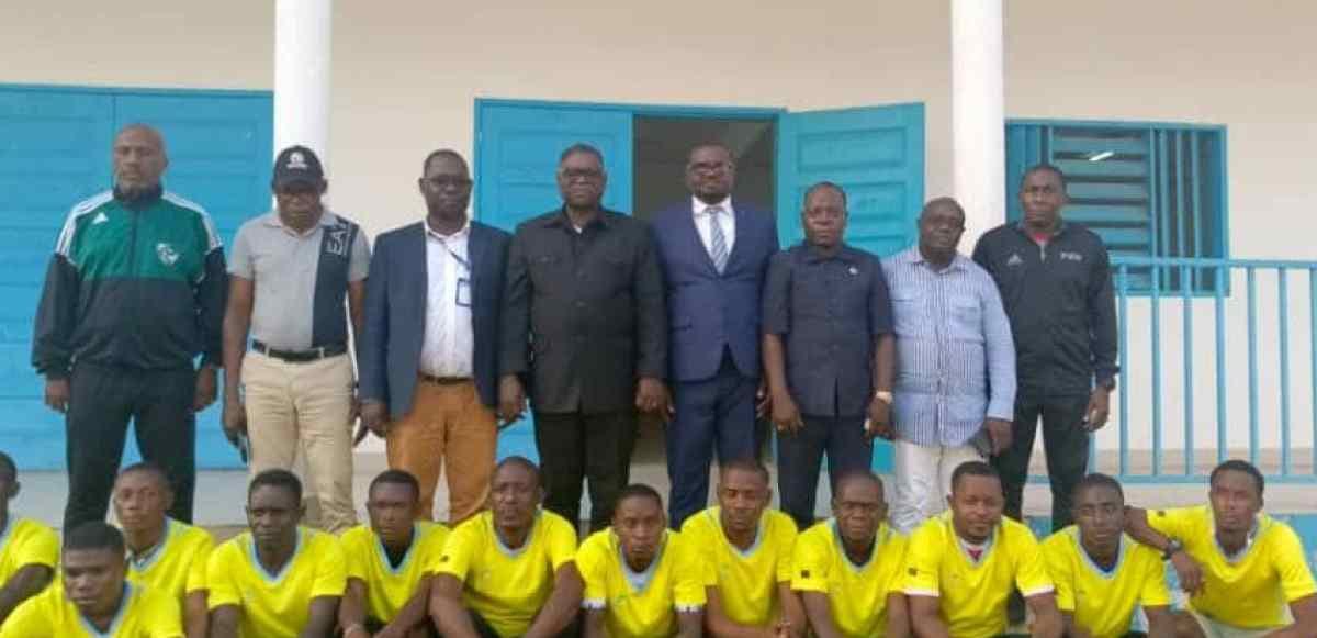 Arbitres de football réunis lors d'un séminaire de formation à Koulamoutou, au Gabon.