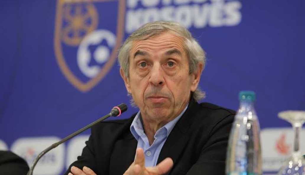 Alain Giresse en tenue d'entraîneur sur un terrain de football, entouré de joueurs gabonais