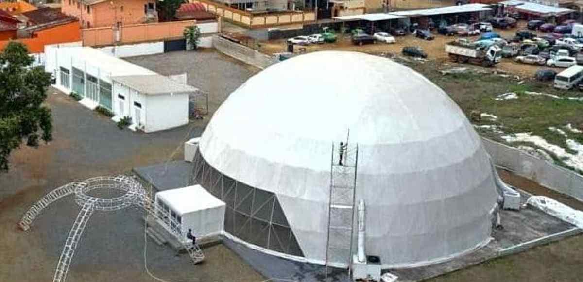 Bâtiment moderne en forme de dôme destiné à l'organisation d'événements à Akanda, au Gabon