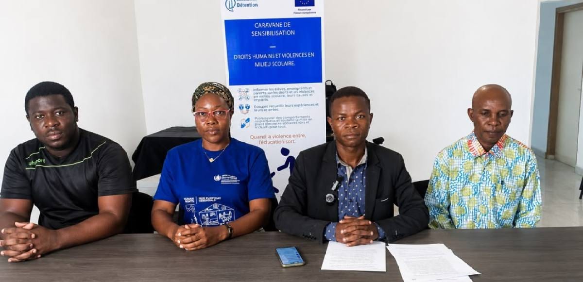 Personne s'exprimant devant un micro lors d'une déclaration publique à Libreville