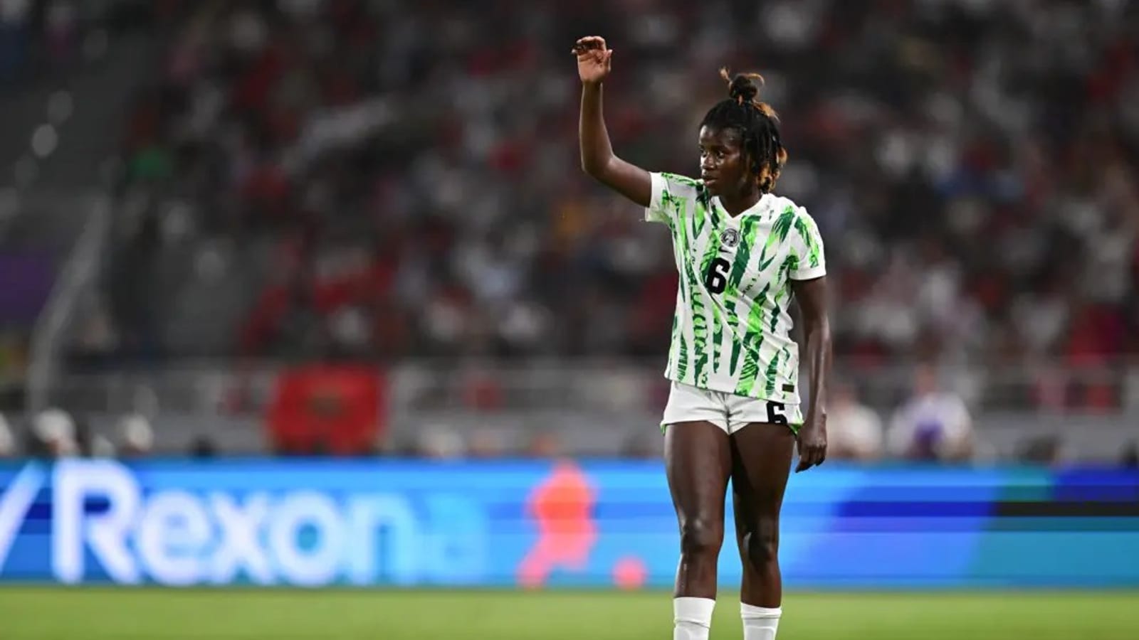Ballon de football sur un terrain, symbole de la Coupe d'Afrique des Nations Féminine