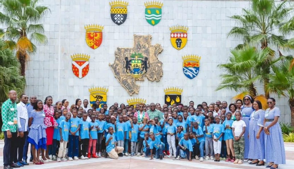 Groupe d'enfants visitant un bâtiment officiel en présence d'adultes encadrants