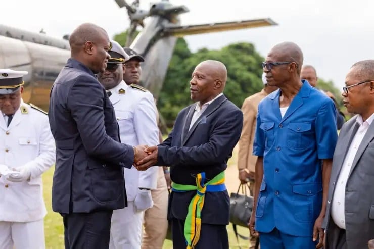 Rue d'une commune du nord du Gabon lors d'un rassemblement d'habitants