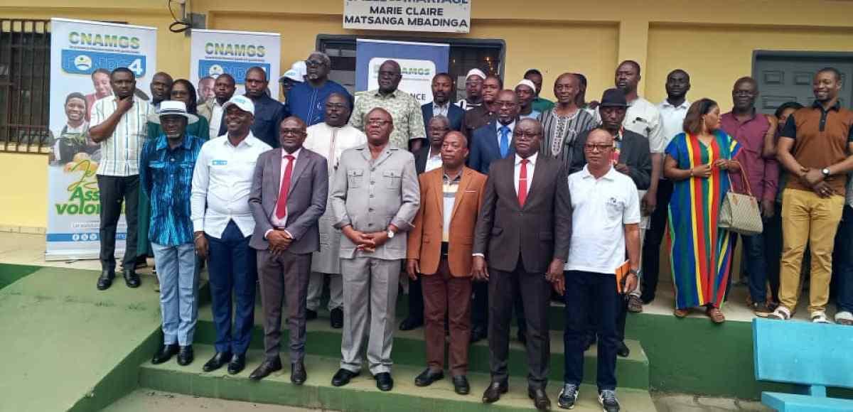 Participants assis lors d'une réunion d'information sur l'assurance maladie au Gabon