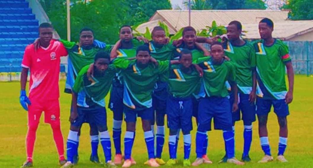 De jeunes joueurs de football célébrant leur qualification sur un stade