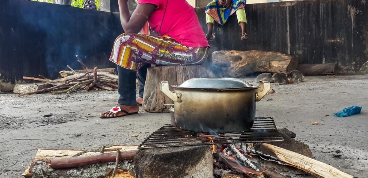 Vue d'une ville gabonaise illustrant le développement humain