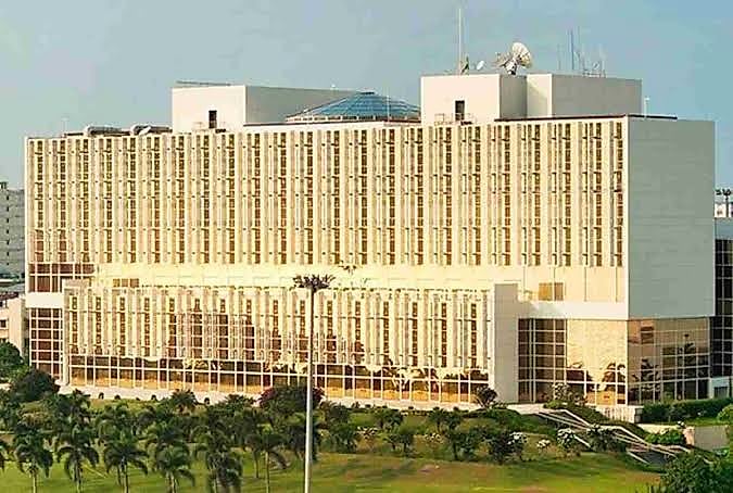 Bâtiment officiel de la Présidence de la République du Gabon en bord de mer à Libreville