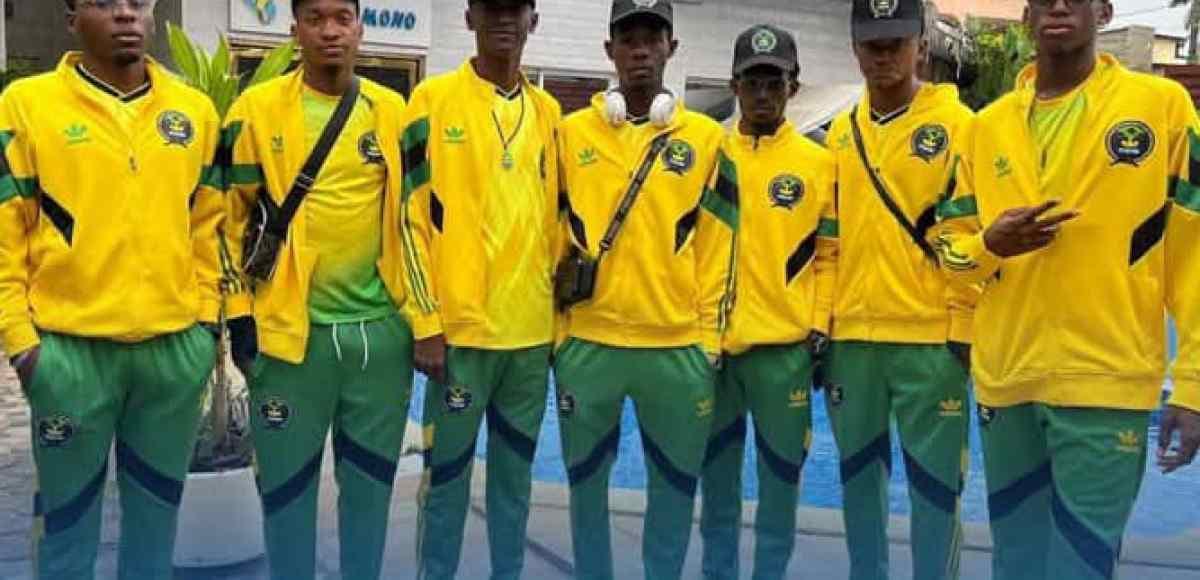 Karatékas gabonais posant avec leurs médailles après le championnat d'Afrique de la Zone 4