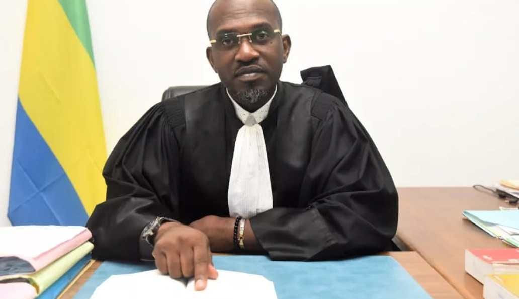Bâtiment institutionnel gabonais lié à la justice, photographié de l'extérieur