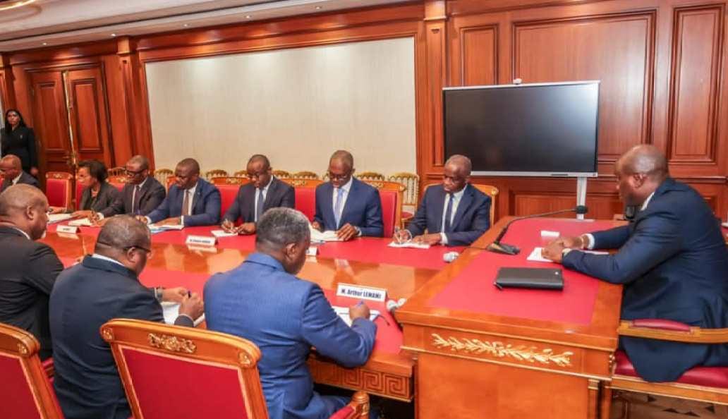 Bâtiment d'une administration fiscale gabonaise vu de l'extérieur.