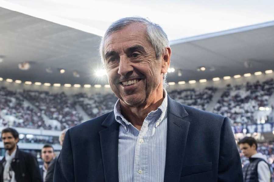Terrain de football et banc de touche vides dans un stade