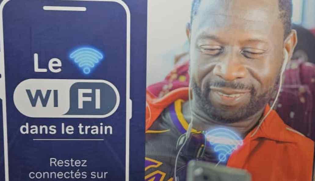 Wagon de voyageurs à l'intérieur du train Transgabonais avec sièges et écran d'affichage