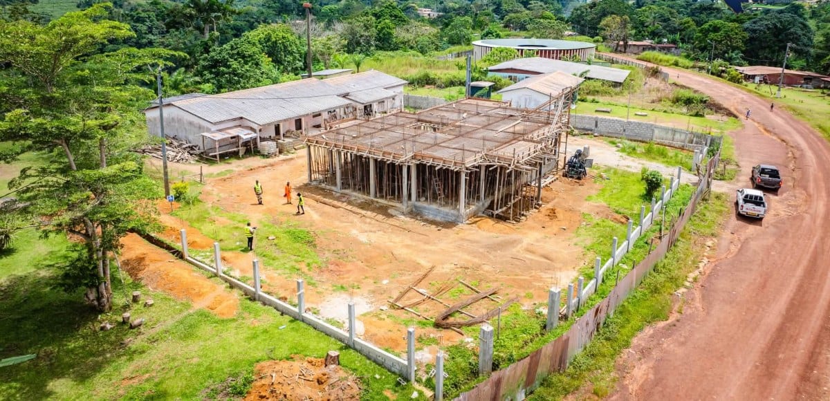 Chantier de construction d'un bâtiment administratif en zone rurale au Gabon