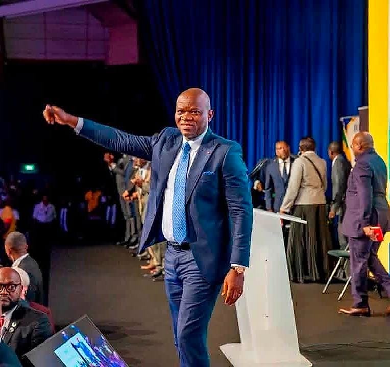 Le président gabonais s'exprime devant une assemblée de Gabonais de la diaspora à Paris.