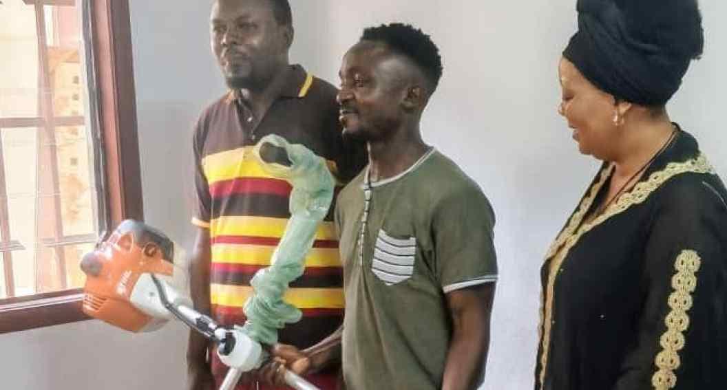 Cérémonie de remise de débroussailleuses à des jeunes entrepreneurs à Franceville, au Gabon