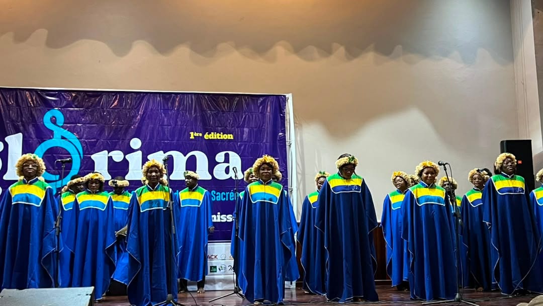 Chorale gospel chantant sur scène lors d'un concours musical
