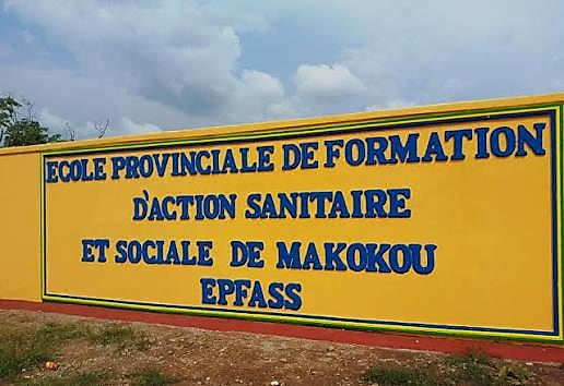 Personnel soignant dans un centre de santé au Gabon