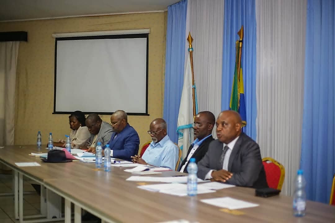 Militants réunis dans une salle pour une réunion politique à Libreville