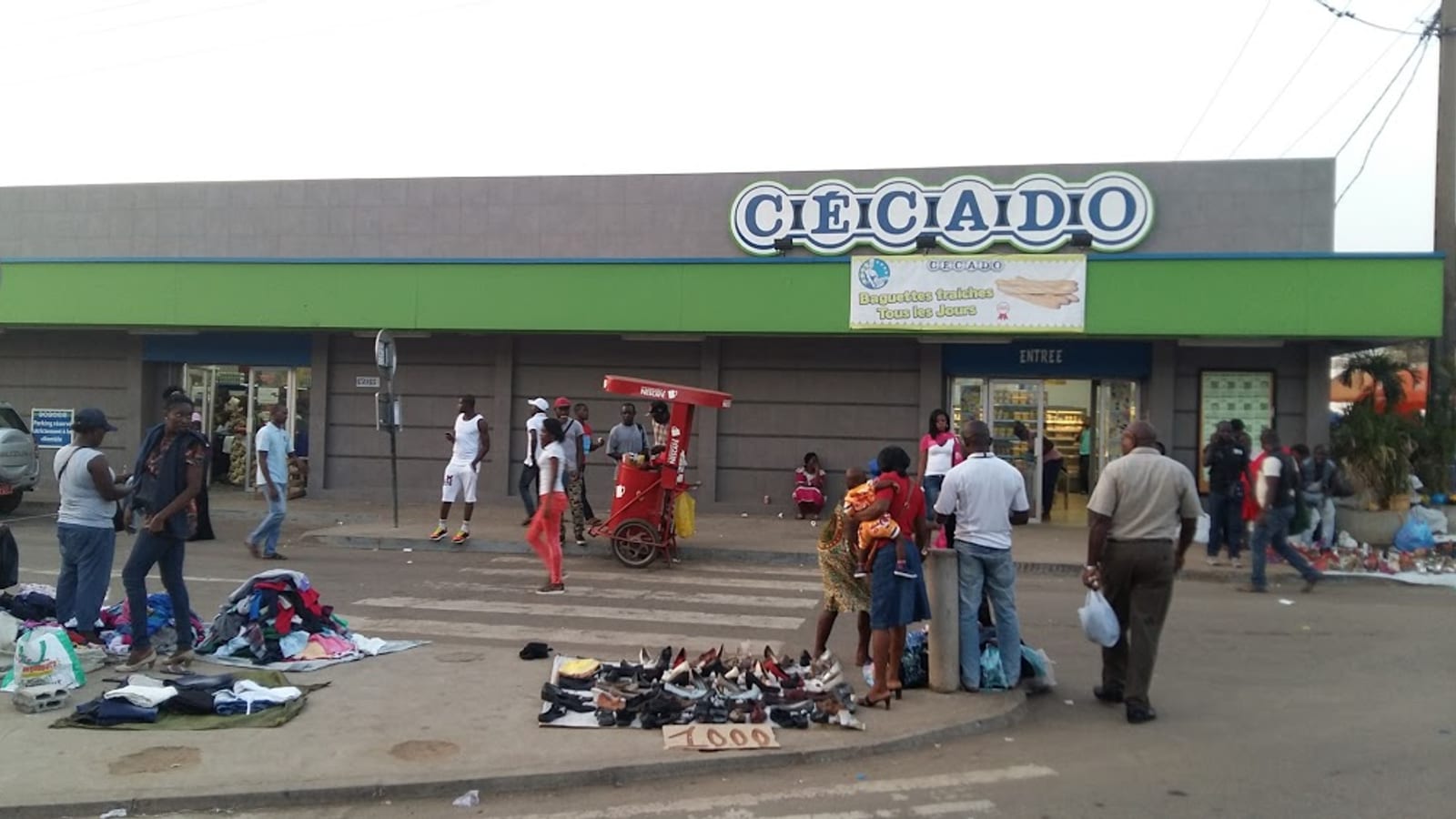 Épaves de véhicules abandonnées sur une voie publique à Libreville