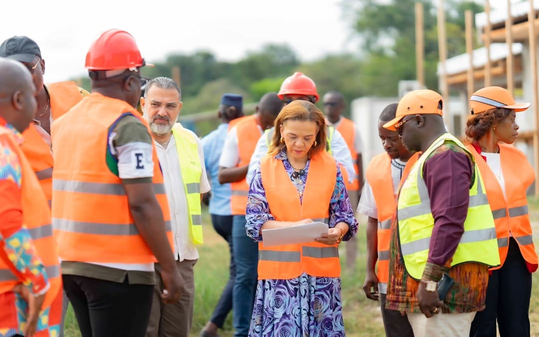 Vue d'un chantier de construction d'un centre médical avec des visiteurs inspectant les travaux