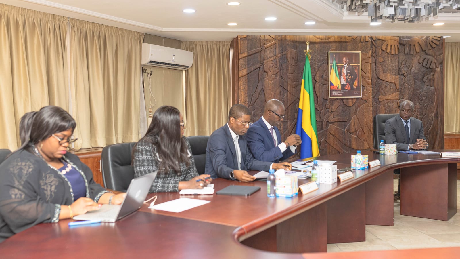 Membres du gouvernement gabonais réunis en conférence budgétaire