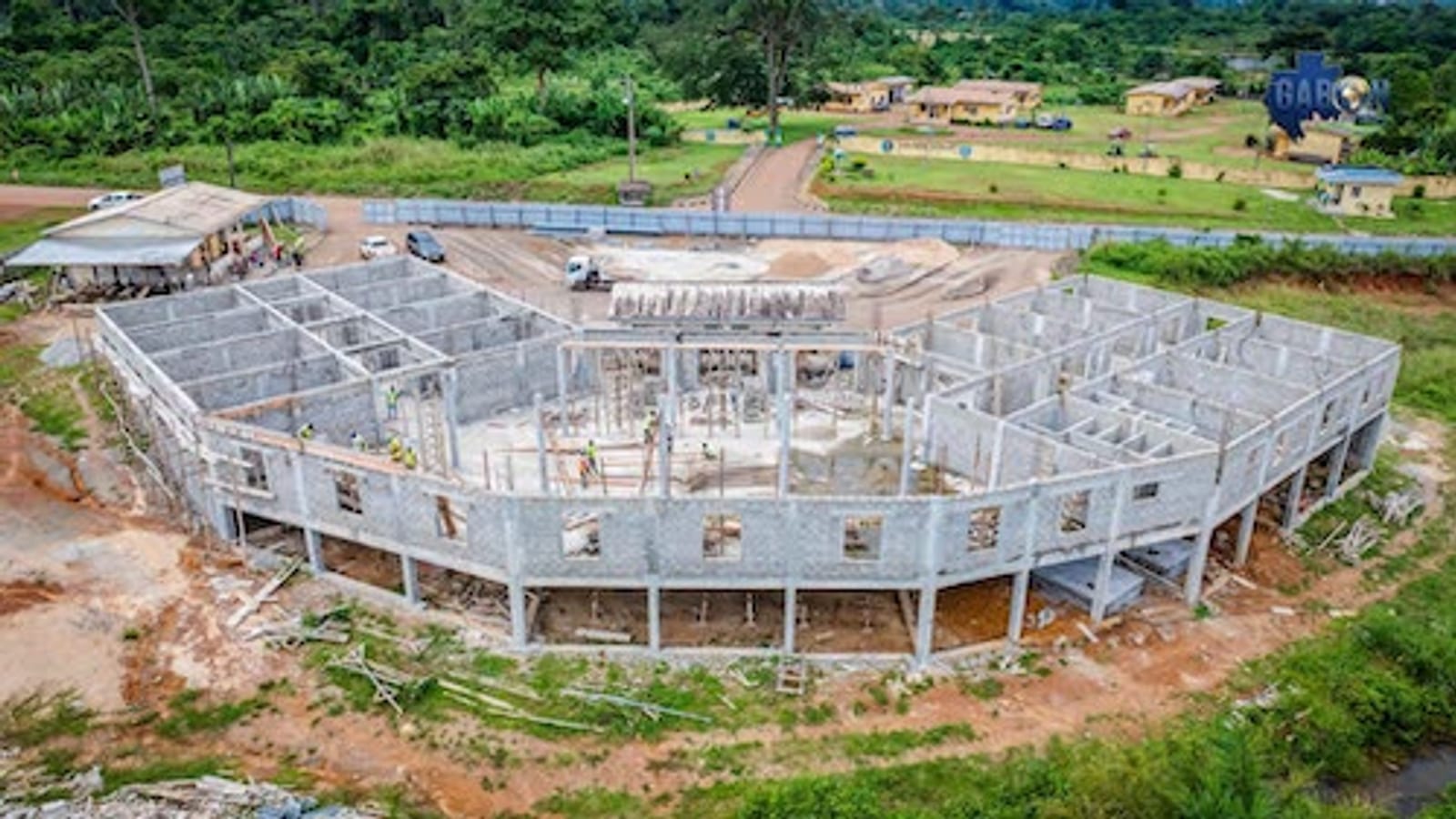 Chantier de construction de la gare routière de Lébamba, au Gabon