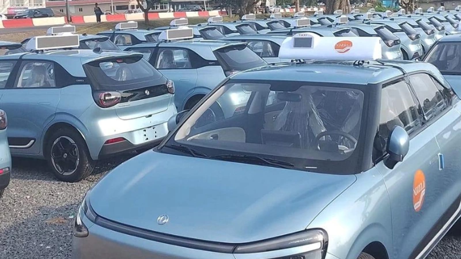 Voiture électrique branchée à une borne de recharge dans une rue de Libreville