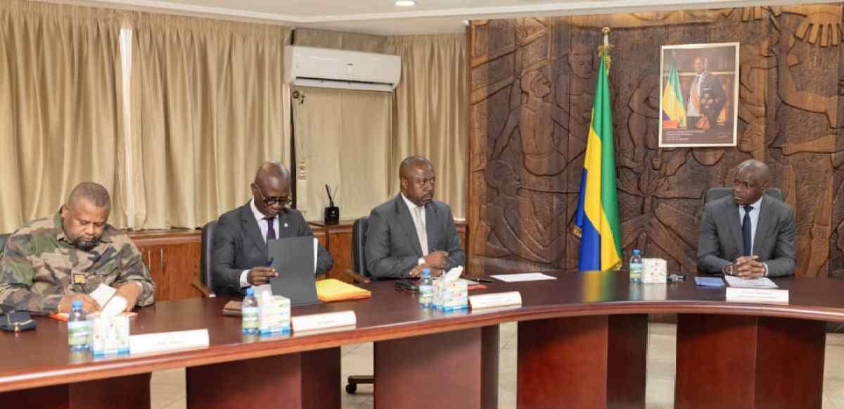 Bâtiment administratif gabonais évoquant une réunion institutionnelle