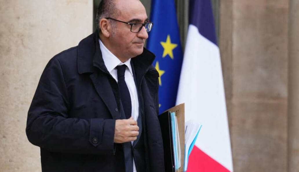 Façade d'un bâtiment parlementaire symbolisant le débat législatif en France