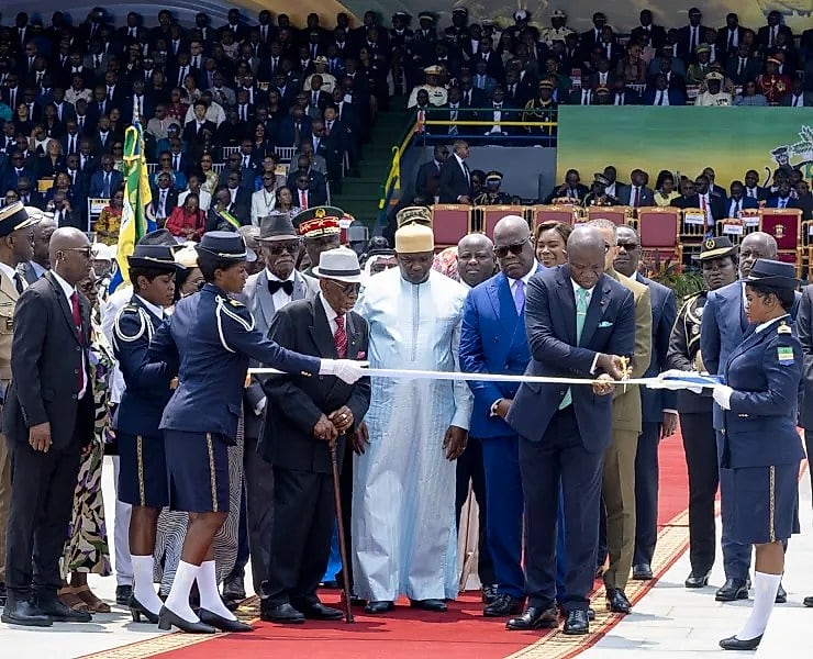 Cérémonie d'inauguration d'un monument sur le front de mer de Libreville en présence de plusieurs chefs d'État