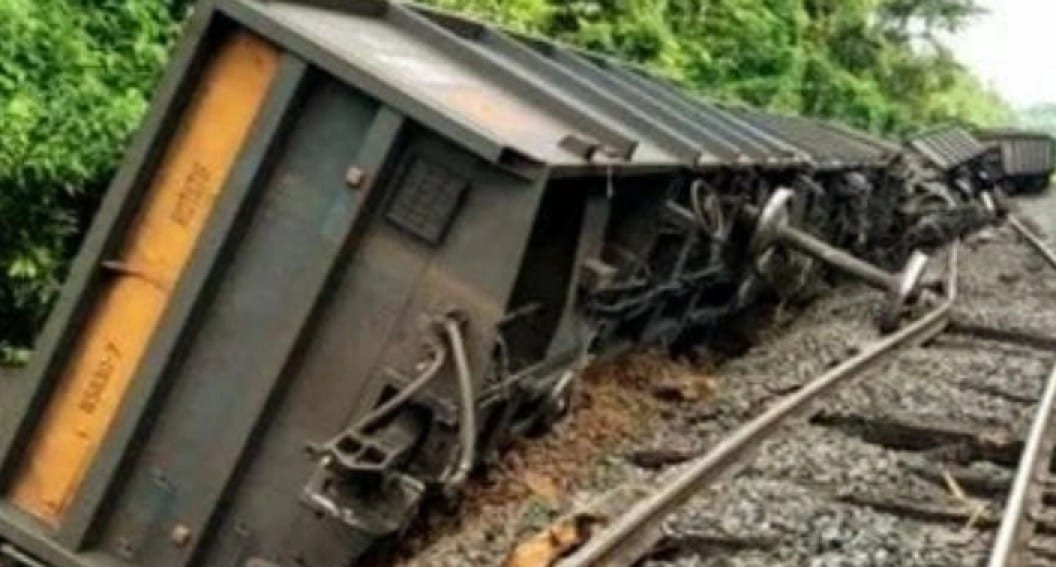 Un train de la Setrag roulant sur les rails du Transgabonais