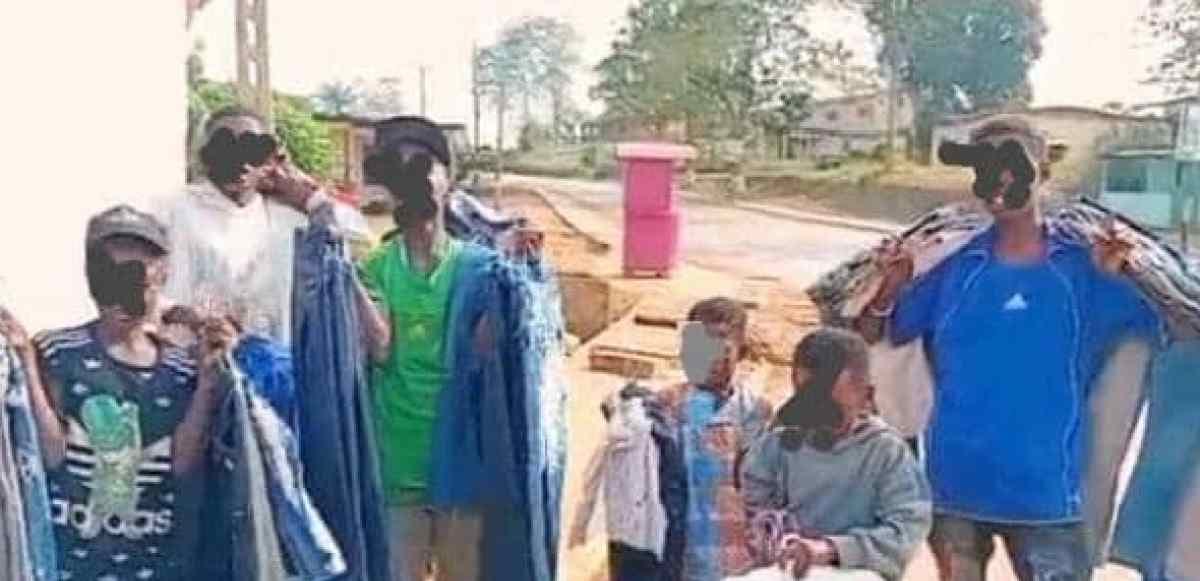Jeune adolescent vendant des vêtements de friperie dans une rue de Tchibanga au Gabon