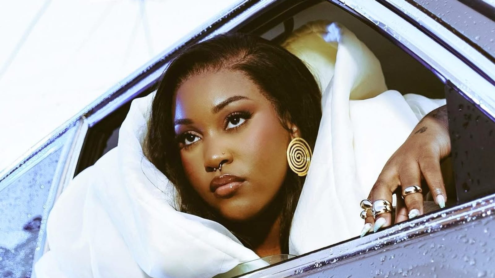 Chanteuse gabonaise en représentation, micro à la main, éclairage de scène