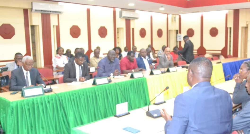 Marché urbain animé avec étals et commerçants à Libreville