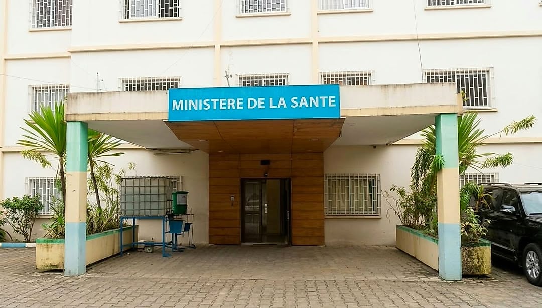 Salle du Conseil des ministres à Libreville lors d'une réunion gouvernementale.
