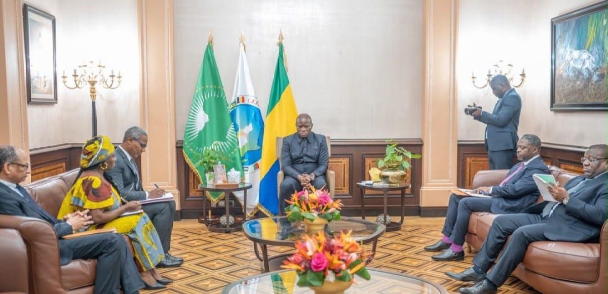 Illustration des drapeaux gabonais et français évoquant une coopération culturelle