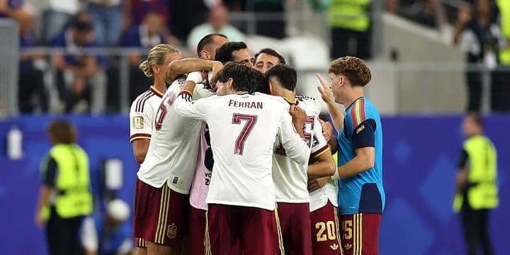 Joueurs de l'équipe d'Espagne de football en plein match sur le terrain du Dallas Stadium