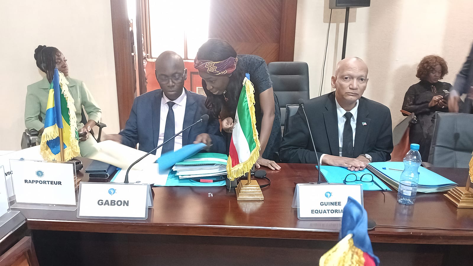 Bâtiment du siège de la CEEAC à Libreville avec drapeaux des pays membres