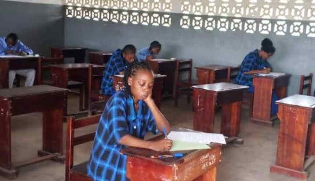 Entrée du lycée technique de Mouila lors d'une session d'examen du baccalauréat.