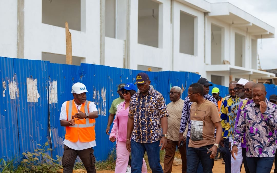Route reliant le Gabon au Cameroun dans la province du Woleu-Ntem, inspectée par une délégation officielle