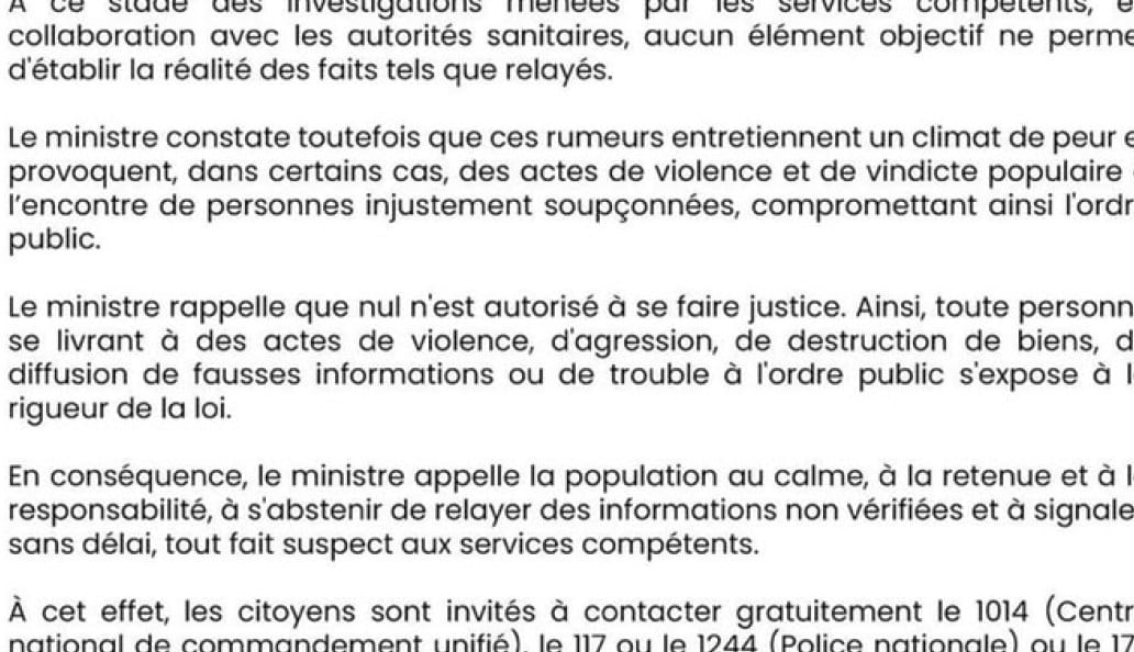 Rue animée d'un quartier populaire togolais avec des passants et des commerces