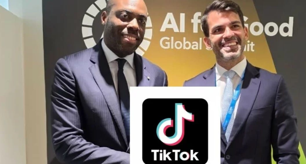 Smartphone affichant l'application TikTok, symbole des négociations entre le Gabon et la plateforme.