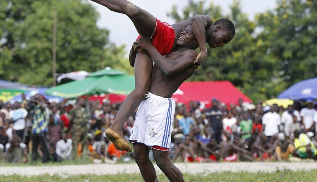 Deux lutteurs traditionnels Kabyè s'affrontant lors d'une cérémonie Evala