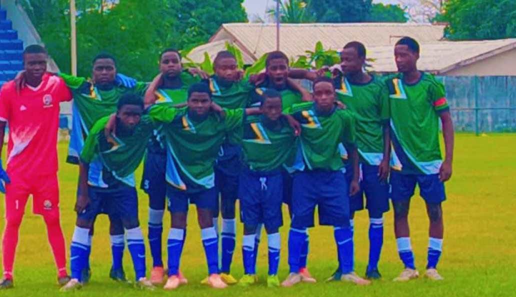 Jeunes joueurs de football célébrant leur victoire sur un terrain