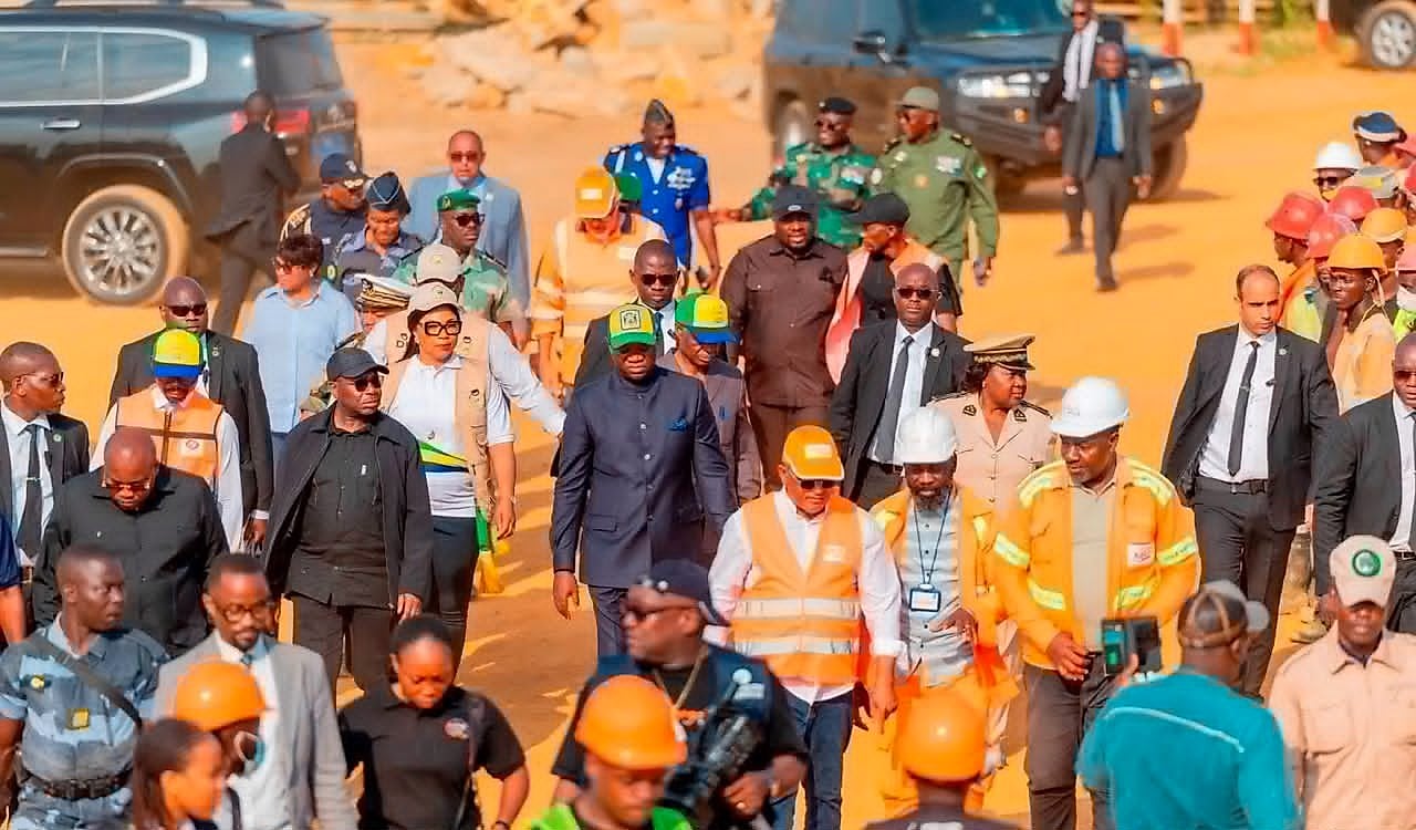 Le Président de la République inspecte un chantier de voirie à Libreville