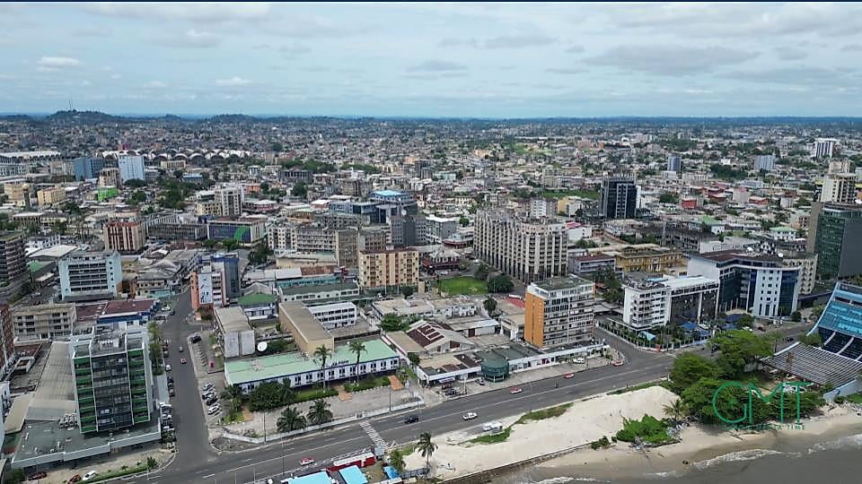 Zone portuaire gabonaise avec conteneurs et grues de chargement
