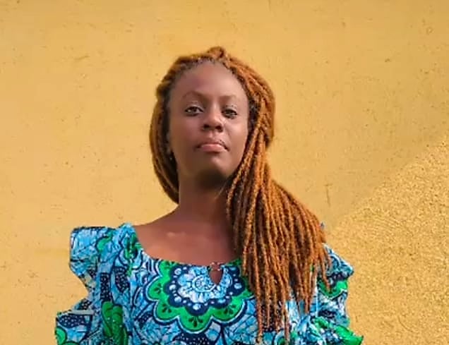 Deux enseignantes gabonaises souriantes lors d'une cérémonie de remise de prix