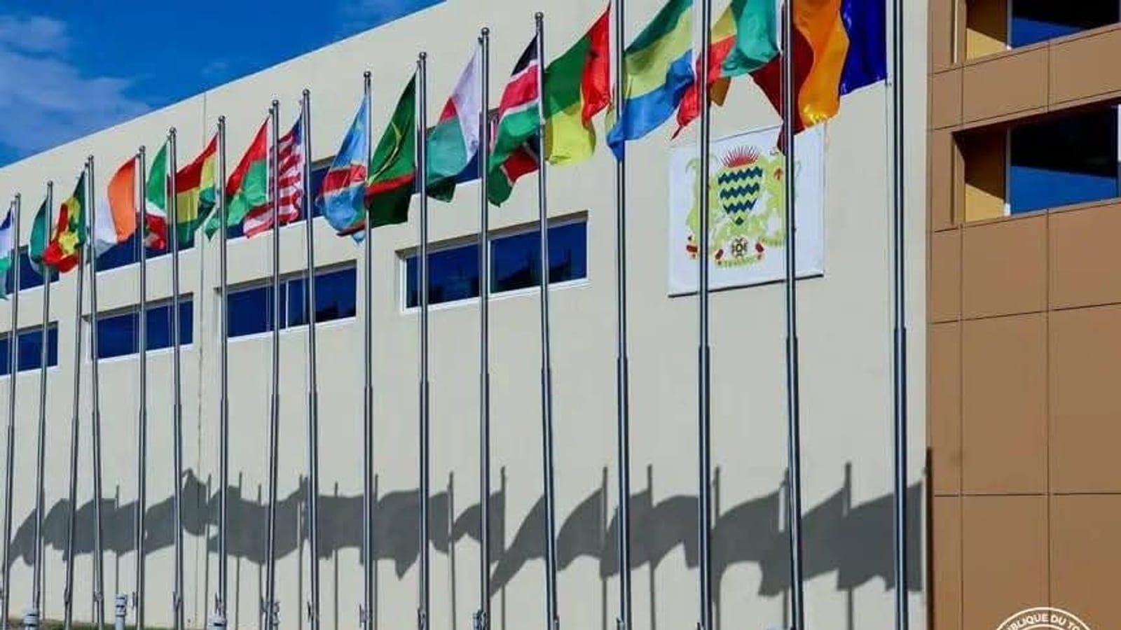 Salle de conférence internationale avec drapeaux africains lors d'un forum sur l'eau