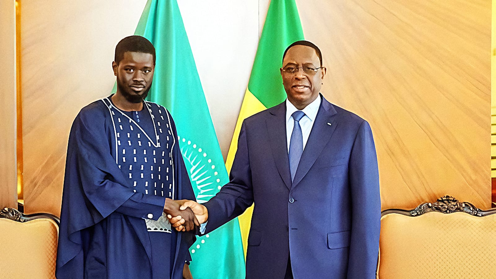 Deux hommes en tenue officielle lors d'une cérémonie publique au Sénégal