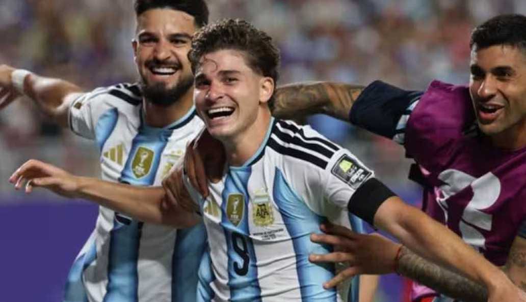 Ballon de football sur une pelouse avec drapeaux anglais et argentin en arrière-plan